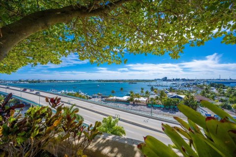 Condominio en alquiler en Riviera Beach, Florida, 2 dormitorios, 120.03 m2 № 850130 - foto 1