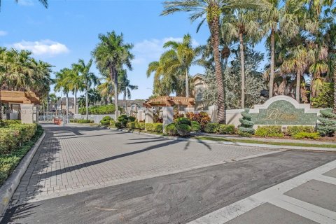 House in Doral, Florida 3 bedrooms, 131.92 sq.m. № 2007142