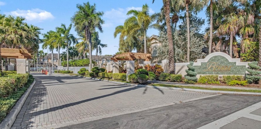 Дом в Дорал, Флорида 3 спальни, 131.92м2 № 2007142