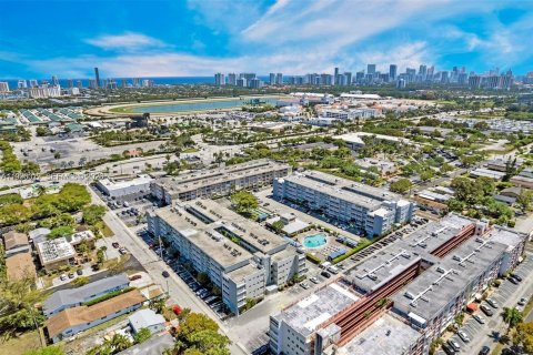 Copropriété à vendre à Hallandale Beach, Floride: 1 chambre, 71.53 m2 № 2154978 - photo 2