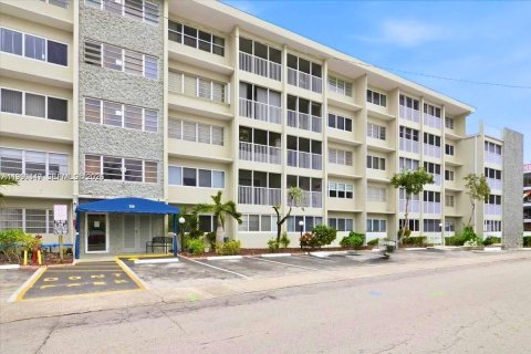 Copropriété à vendre à Hallandale Beach, Floride: 1 chambre, 71.53 m2 № 2154978 - photo 4