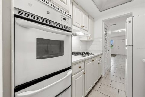 Condo in Saint Petersburg, Florida, 2 bedrooms  № 1910223 - photo 8
