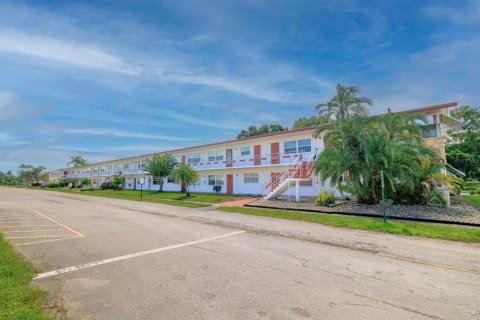 Condo in Saint Petersburg, Florida, 2 bedrooms  № 1910223 - photo 3