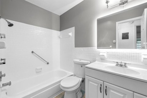 Condo in Saint Petersburg, Florida, 2 bedrooms  № 1910223 - photo 14