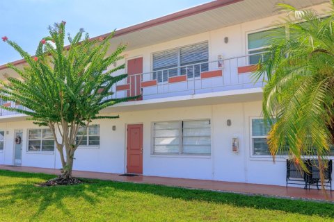 Condo in Saint Petersburg, Florida, 2 bedrooms  № 1910223 - photo 1