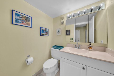 Condo in Highland Beach, Florida, 1 bedroom  № 2261260 - photo 23