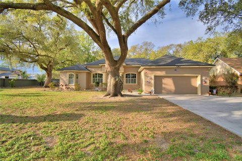 House in Winter Haven, Florida 4 bedrooms, 236.9 sq.m. № 1529221 - photo 1
