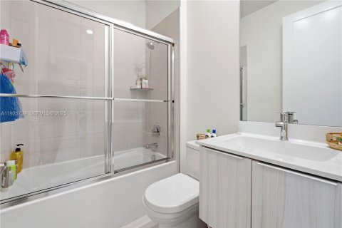 Купить таунхаус в Дорал, Флорида 4 спальни, 221.01м2, № 1984153 - фото 23