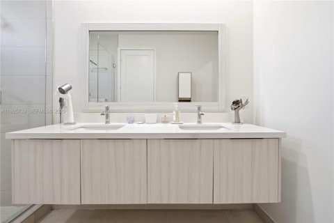 Купить таунхаус в Дорал, Флорида 4 спальни, 221.01м2, № 1984153 - фото 28