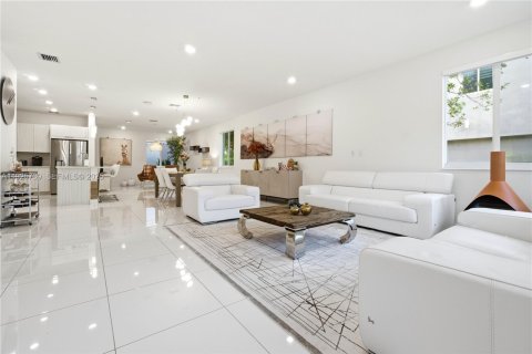 Купить таунхаус в Дорал, Флорида 4 спальни, 221.01м2, № 1984153 - фото 8