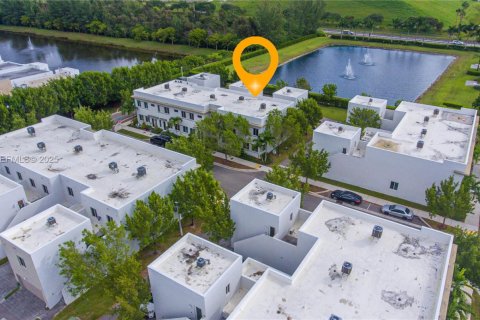 Купить таунхаус в Дорал, Флорида 4 спальни, 221.01м2, № 1984153 - фото 1