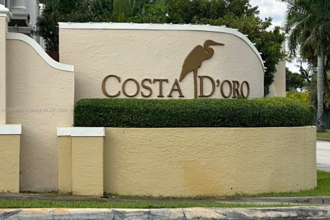 Townhouse in Doral, Florida 2 bedrooms, 138.52 sq.m. № 1952490 - photo 1