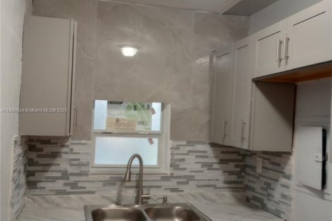 House in Miami, Florida 3 bedrooms, 74.69 sq.m. № 1952119 - photo 3