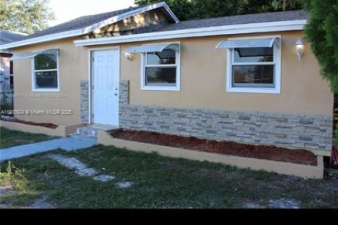 House in Miami, Florida 3 bedrooms, 74.69 sq.m. № 1952119 - photo 1