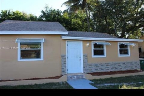House in Miami, Florida 3 bedrooms, 74.69 sq.m. № 1952119 - photo 2