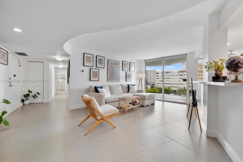 Кондоминиум с 2 спальнями в Халландейл-Бич, Флорида № 2005884