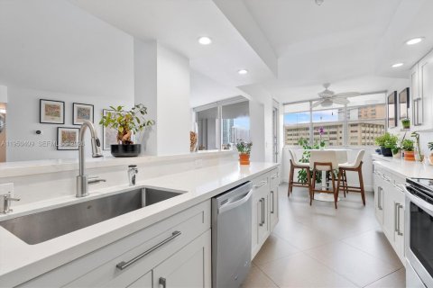 Купить кондоминиум в Халландейл-Бич, Флорида 2 спальни, 131.92м2, № 2005884 - фото 8