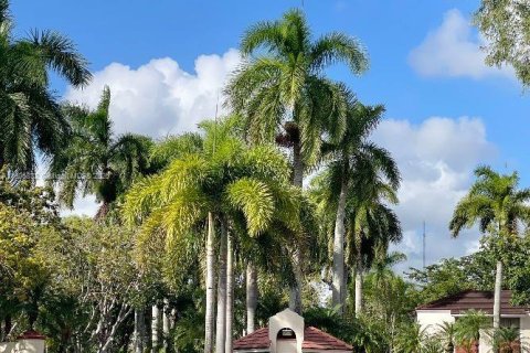 Condo in Miami, Florida, 2 bedrooms  № 1743835 - photo 1
