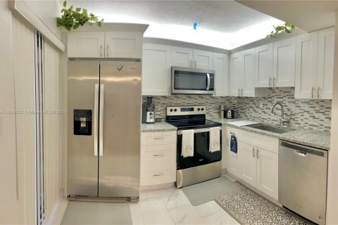 Condo in Miami, Florida, 2 bedrooms  № 1743835 - photo 5