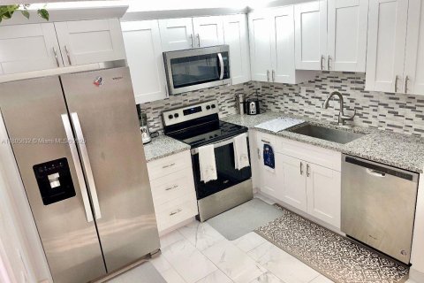 Condo in Miami, Florida, 2 bedrooms  № 1743835 - photo 4