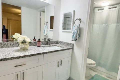 Condo in Miami, Florida, 2 bedrooms  № 1743835 - photo 8