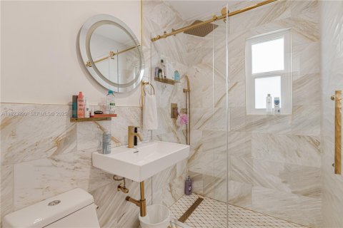 House in Miami, Florida 3 bedrooms, 136.57 sq.m. № 1984595 - photo 23