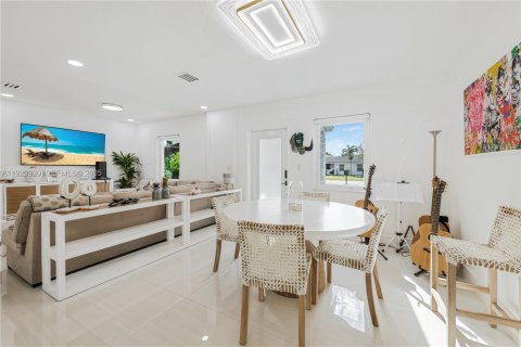 House in Miami, Florida 3 bedrooms, 136.57 sq.m. № 1984595 - photo 7