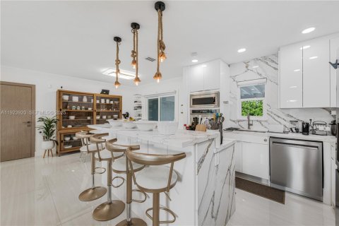 House in Miami, Florida 3 bedrooms, 136.57 sq.m. № 1984595 - photo 14