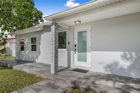 House in Miami, Florida 3 bedrooms, 136.57 sq.m. № 1984595 - photo 4