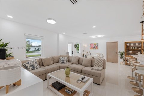 House in Miami, Florida 3 bedrooms, 136.57 sq.m. № 1984595 - photo 13