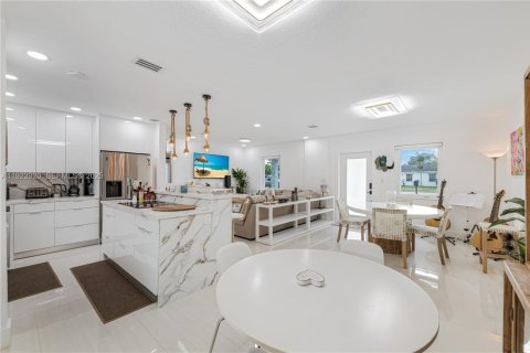 House in Miami, Florida 3 bedrooms, 136.57 sq.m. № 1984595 - photo 11