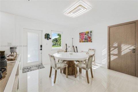 House in Miami, Florida 3 bedrooms, 136.57 sq.m. № 1984595 - photo 8