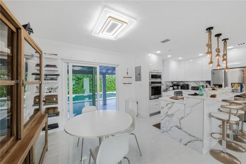 House in Miami, Florida 3 bedrooms, 136.57 sq.m. № 1984595 - photo 6