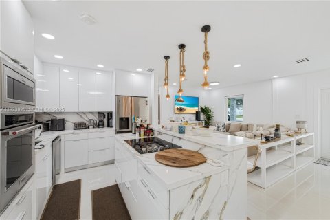 House in Miami, Florida 3 bedrooms, 136.57 sq.m. № 1984595 - photo 12
