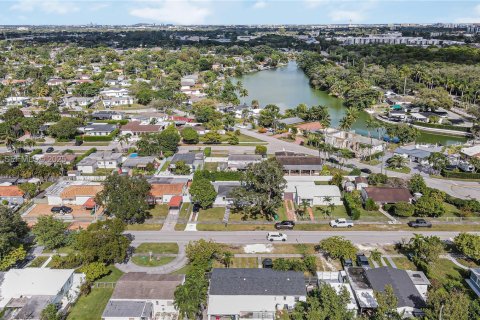 House in Miami, Florida 3 bedrooms, 136.57 sq.m. № 1984595 - photo 27
