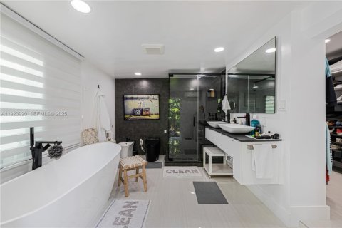 House in Miami, Florida 3 bedrooms, 136.57 sq.m. № 1984595 - photo 19
