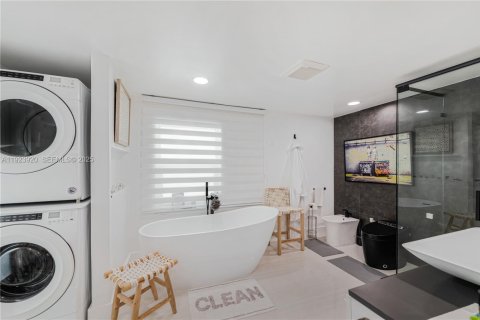 House in Miami, Florida 3 bedrooms, 136.57 sq.m. № 1984595 - photo 18