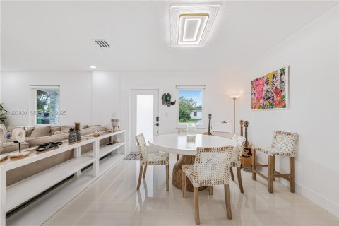 House in Miami, Florida 3 bedrooms, 136.57 sq.m. № 1984595 - photo 9