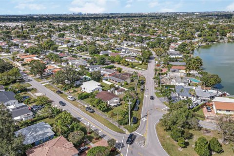House in Miami, Florida 3 bedrooms, 136.57 sq.m. № 1984595 - photo 28