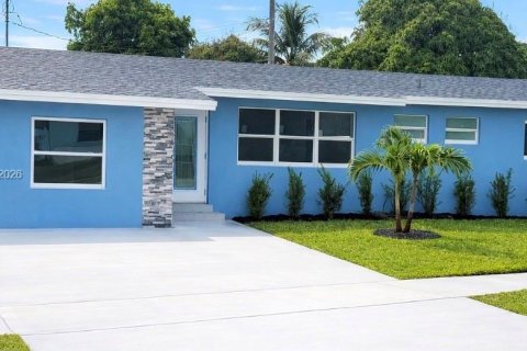 House in Deerfield Beach, Florida 4 bedrooms, 139.35 sq.m. № 2030503