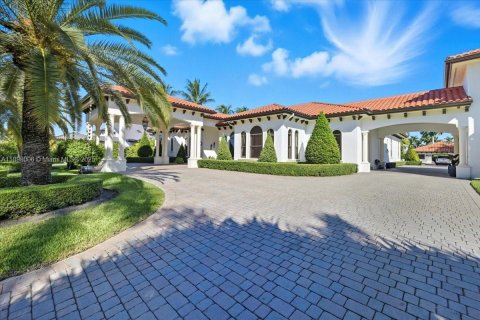 Villa ou maison à vendre à Hialeah Gardens, Floride: 5 chambres, 407.75 m2 № 1949828 - photo 2