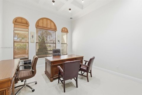 Villa ou maison à vendre à Hialeah Gardens, Floride: 5 chambres, 407.75 m2 № 1949828 - photo 23