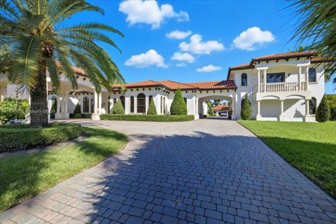 Villa ou maison à vendre à Hialeah Gardens, Floride: 5 chambres, 407.75 m2 № 1949828 - photo 1
