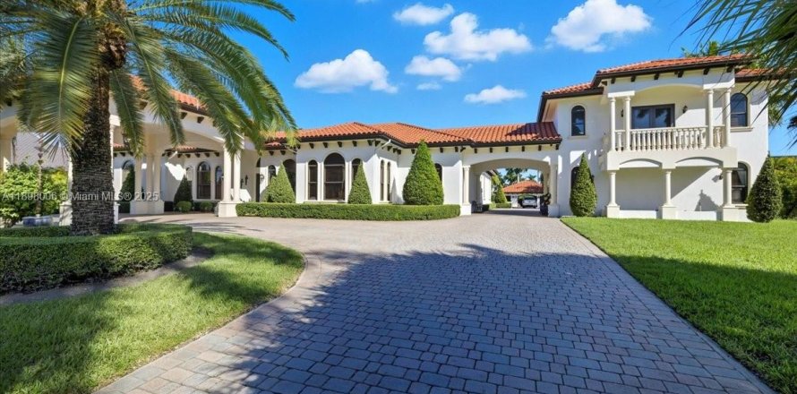Villa ou maison à Hialeah Gardens, Floride 5 chambres, 407.75 m2 № 1949828