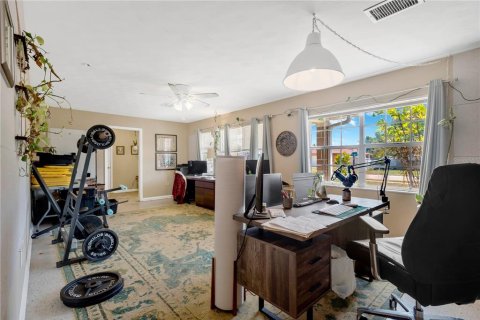 House in Tampa, Florida 4 bedrooms, 200.67 sq.m. № 2324595 - photo 9