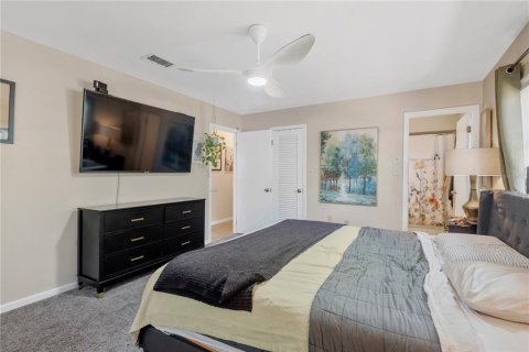 House in Tampa, Florida 4 bedrooms, 200.67 sq.m. № 2324595 - photo 19