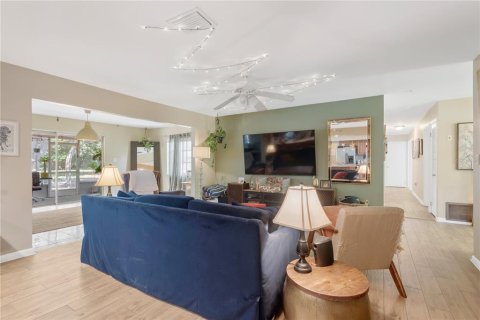 House in Tampa, Florida 4 bedrooms, 200.67 sq.m. № 2324595 - photo 15