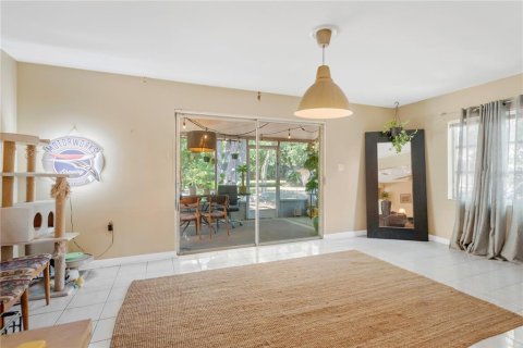 House in Tampa, Florida 4 bedrooms, 200.67 sq.m. № 2324595 - photo 17