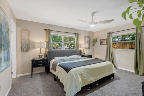 House in Tampa, Florida 4 bedrooms, 200.67 sq.m. № 2324595 - photo 18