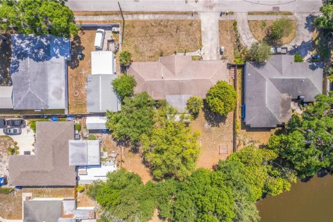 House in Tampa, Florida 4 bedrooms, 200.67 sq.m. № 2324595 - photo 4